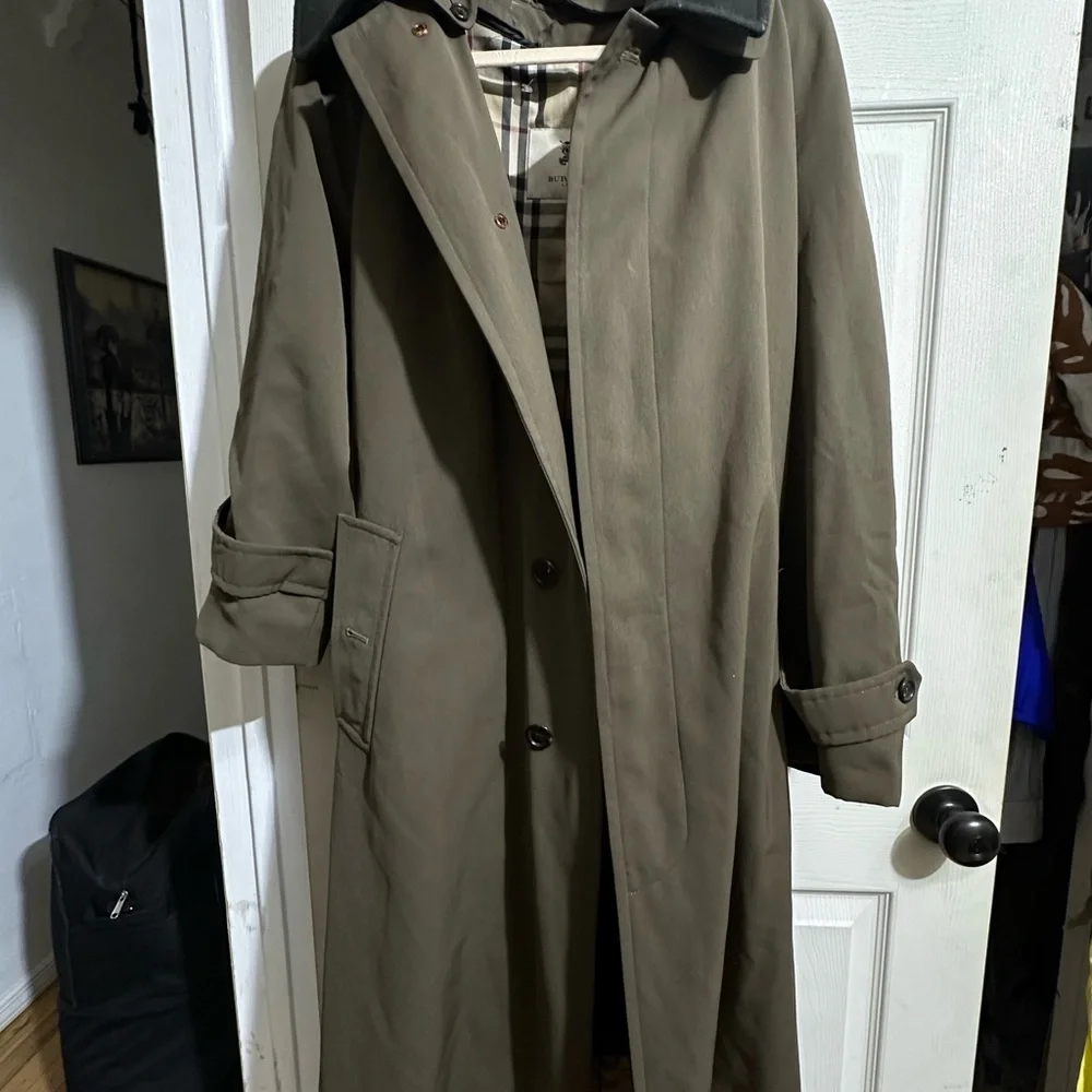 Men’s Burberry trench coat size 48waist